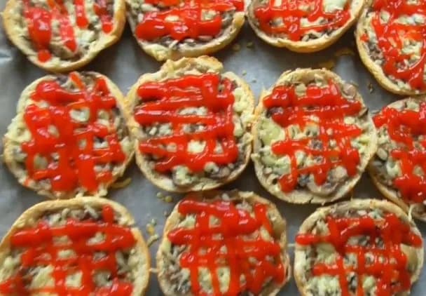 Szybka zapiekanka z grzybami na bułce - prosty przepis na smaczną przekąskę