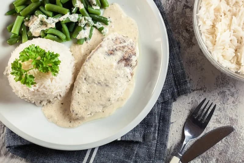 Jakie surówki do kurczaka w sosie śmietanowym idealnie pasują?