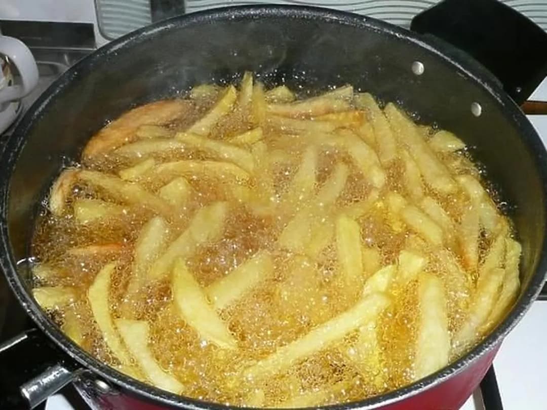 Ile smażyć frytki na głębokim oleju, aby były idealnie chrupkie?