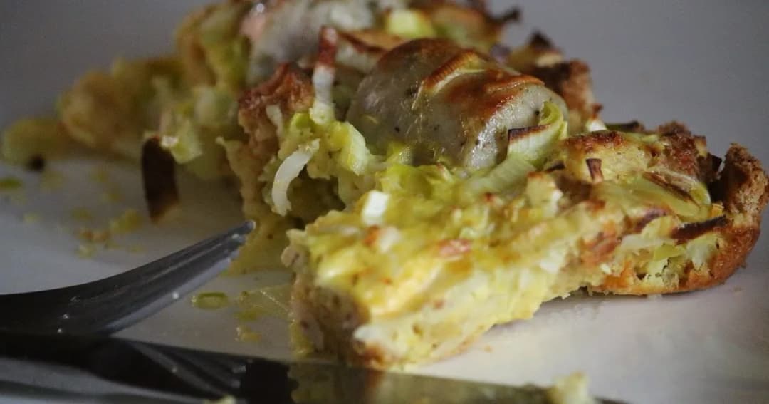 Pyszna zapiekanka z białą kiełbasą i porem, którą pokochasz na obiad