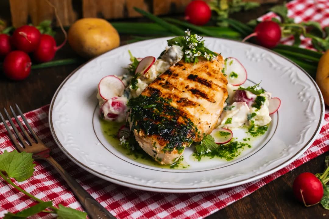 Soczysty filet z kurczaka na grillu - najlepsze przepisy i triki
