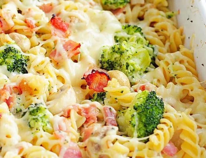 Szybka zapiekanka makaronowa z boczkiem i brokułami na obiad