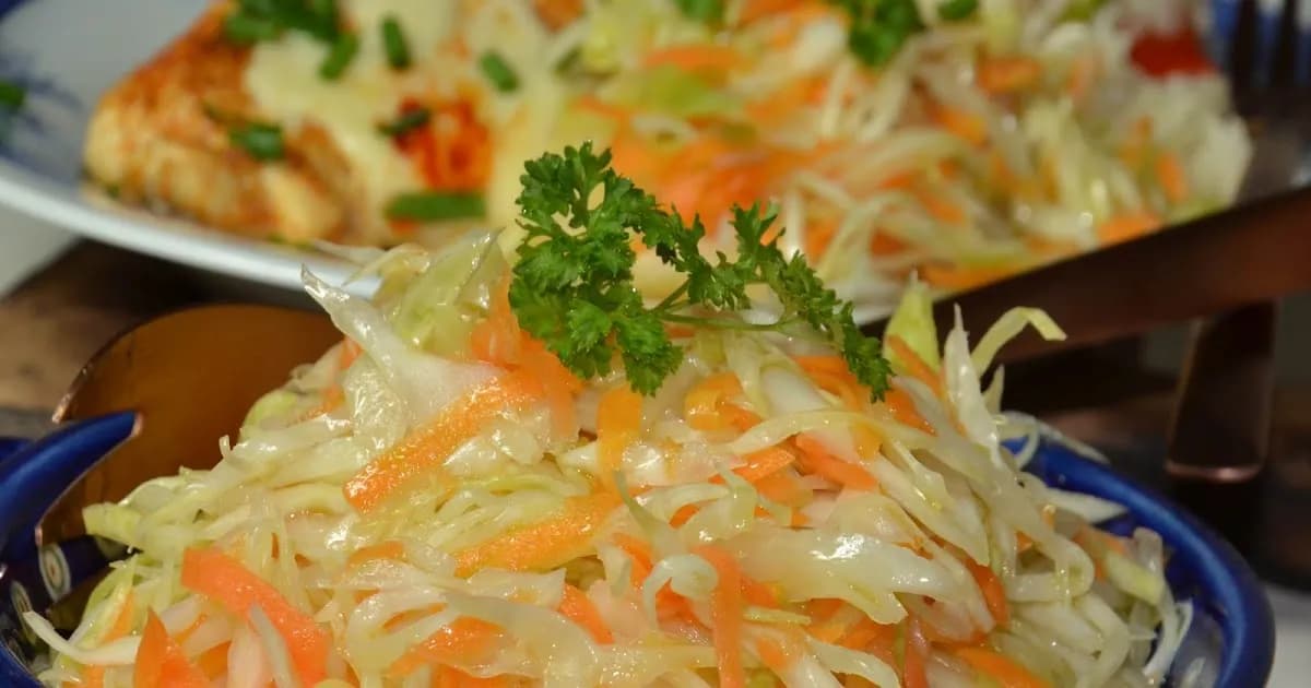 Jak przygotować surówkę z białej kapusty jak w restauracji, by zachwycała smakiem