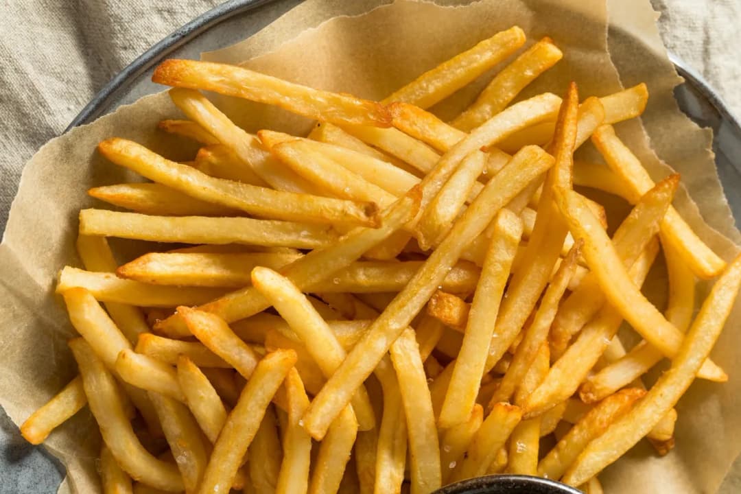 Frytki z piekarnika ile piec, aby były idealnie chrupiące?