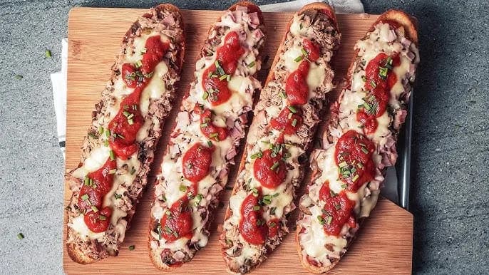 Szybka zapiekanka z bagietki z szynką i serem - idealna na kolację