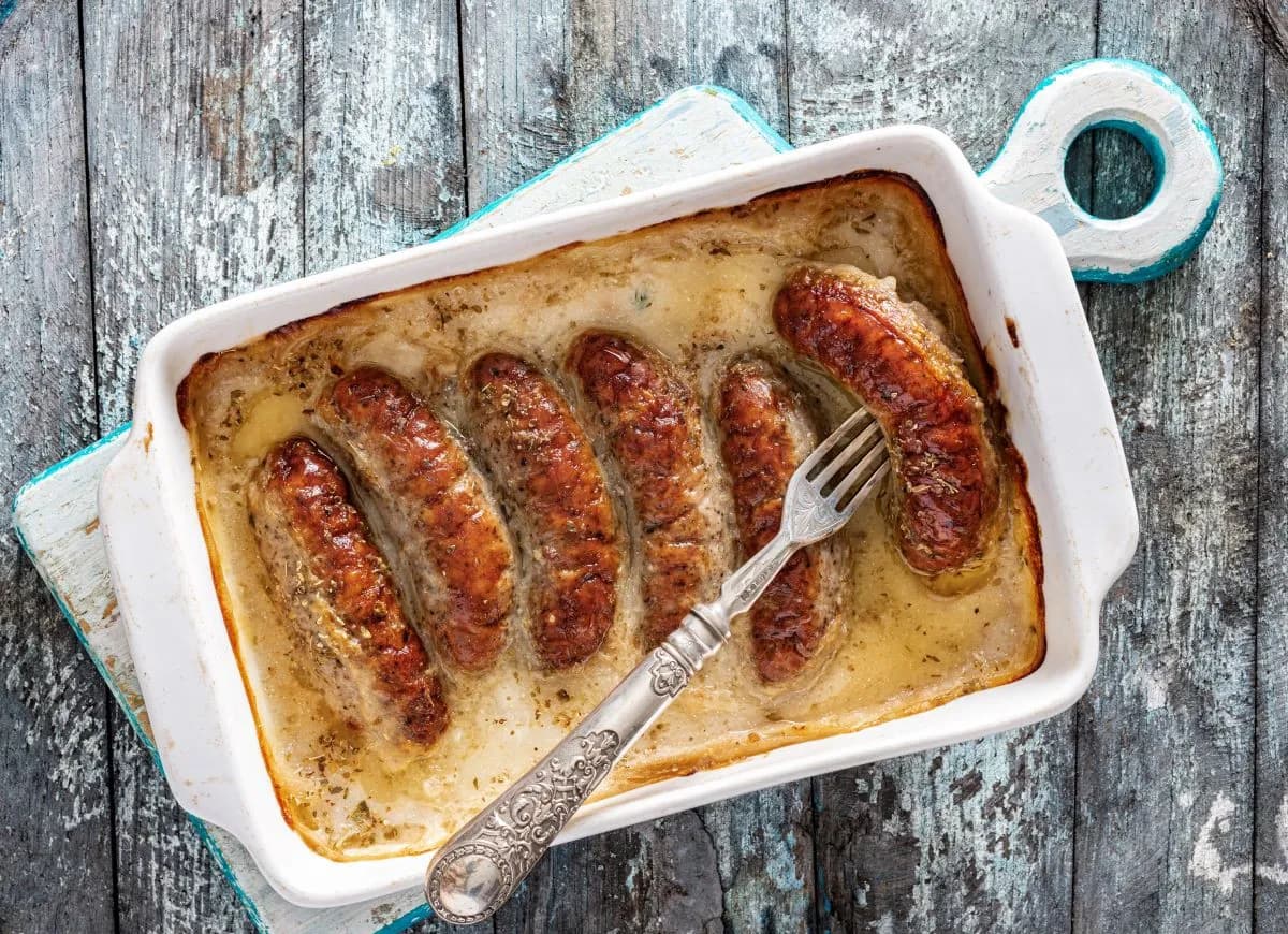 Pyszna zapiekanka z białą kiełbasą – prosty przepis na obiad