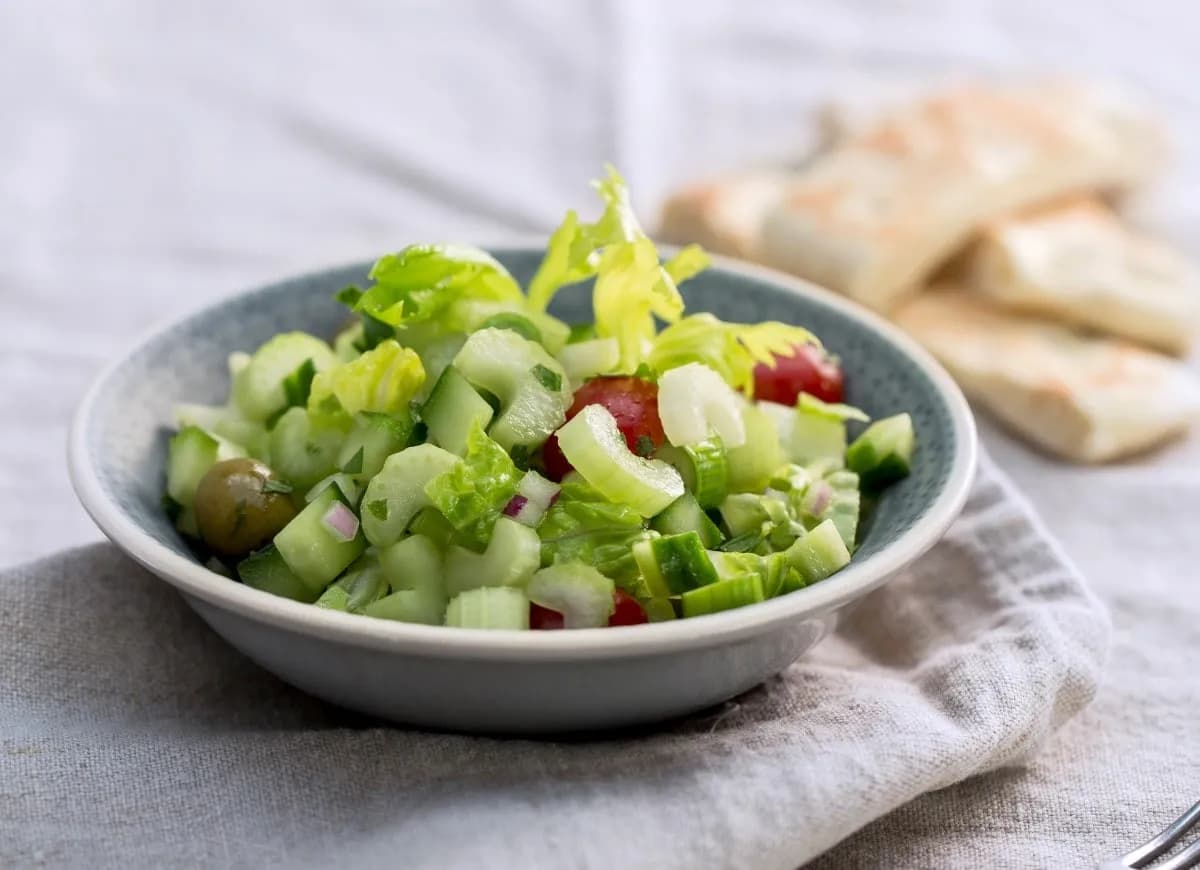 Jak zrobić surówkę z sałaty lodowej, która oczaruje Twoich gości