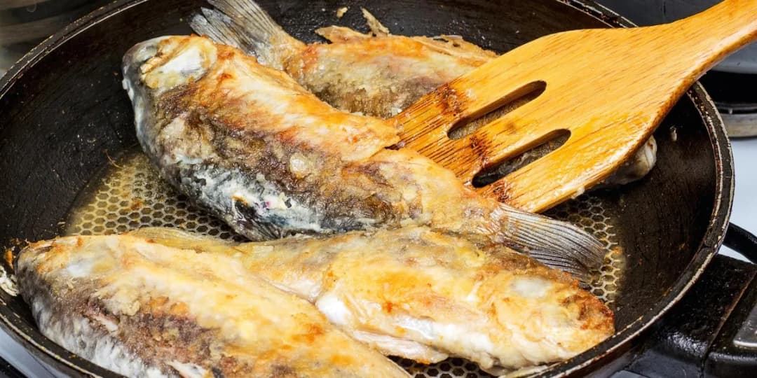 Czy kostki rybne rozmrażać przed smażeniem, czy smażyć z zamrażarki?