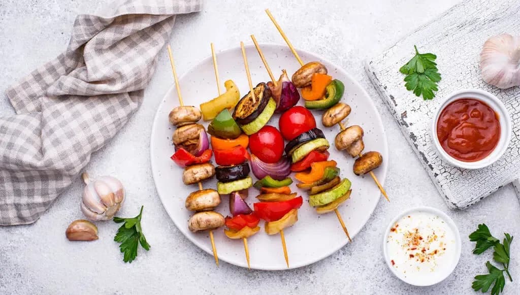 Pyszne szaszłyki wegetariańskie na grilla – proste przepisy i porady