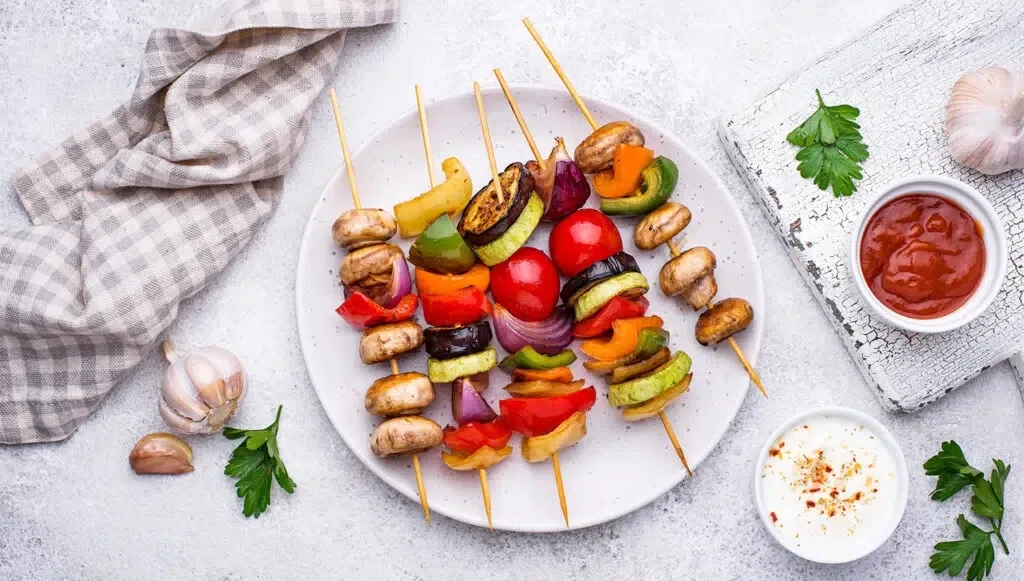 Pyszne szaszłyki wegetariańskie na grilla – proste przepisy i porady