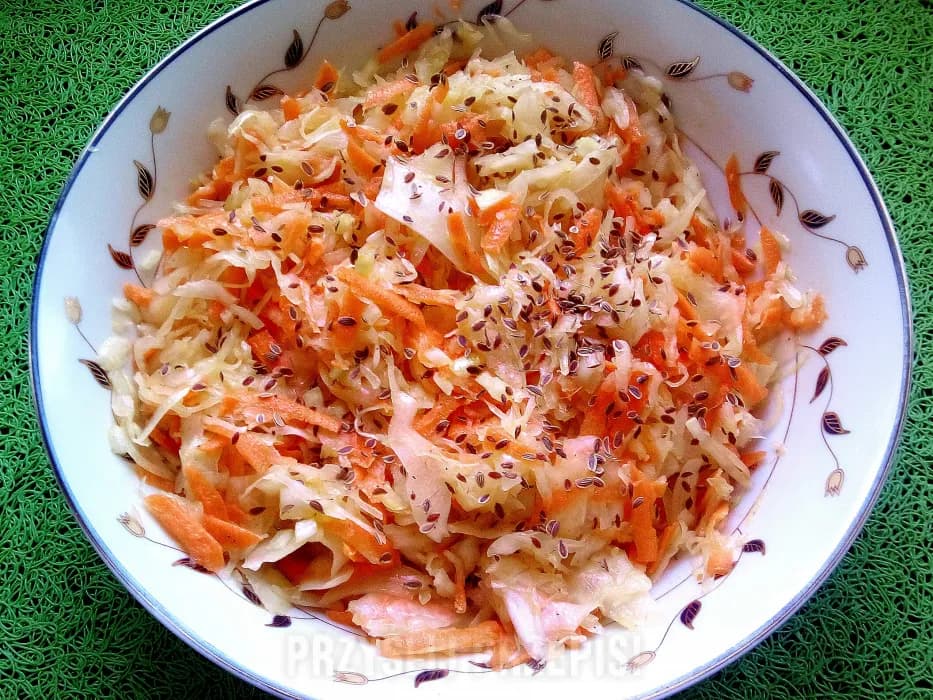 Jakie potrawy najlepiej pasują do surówki z kiszonej kapusty?