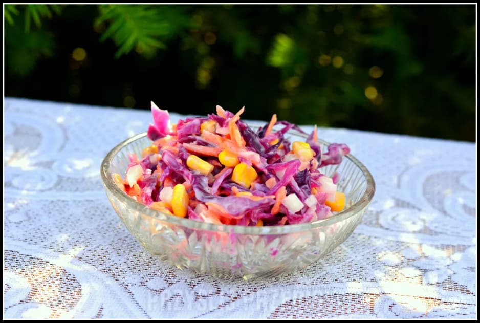 Surówka z czerwonej kapusty jak w kebabie - prosty przepis na smakowity dodatek