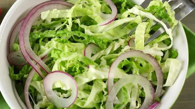 Idealne surówki do karkówki, które podkreślą smak Twojego dania