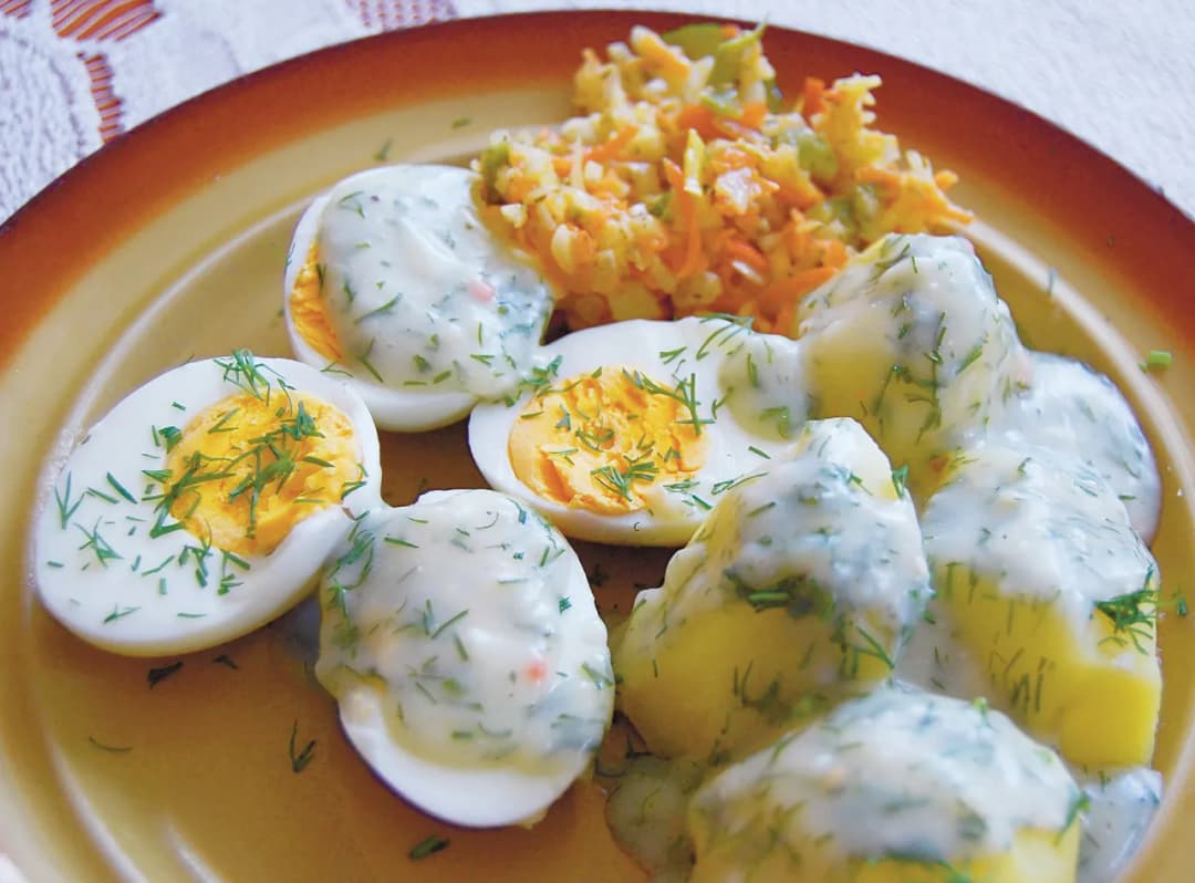 Idealne surówki do jajek w sosie koperkowym – odkryj smaki, które zachwycą