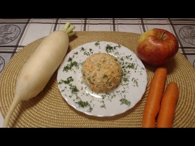 Jak zrobić surówkę z białej rzodkwi – prosty przepis na zdrową sałatkę