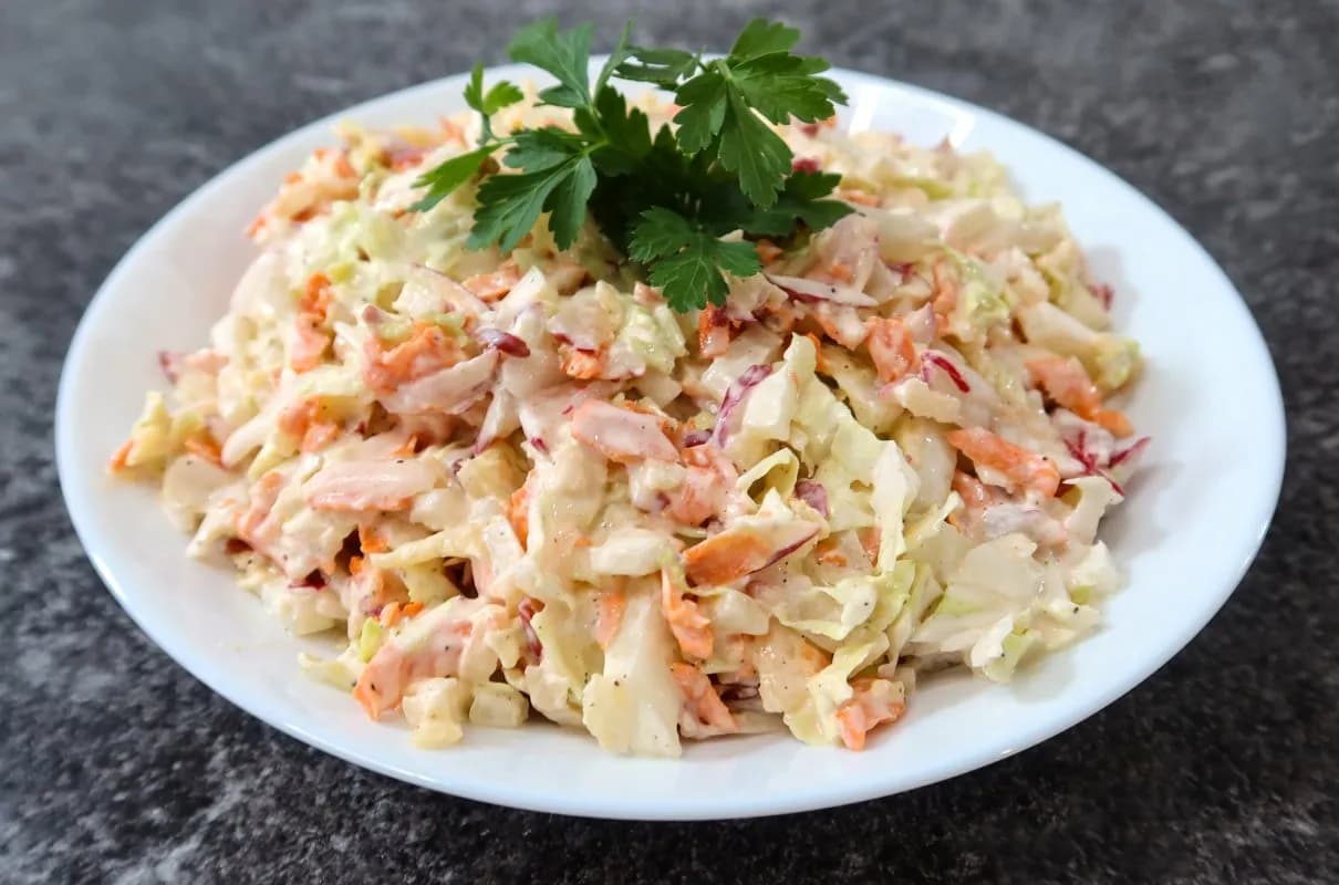 Jaki sos do surówki z kapusty pekińskiej? Oto najlepsze przepisy!