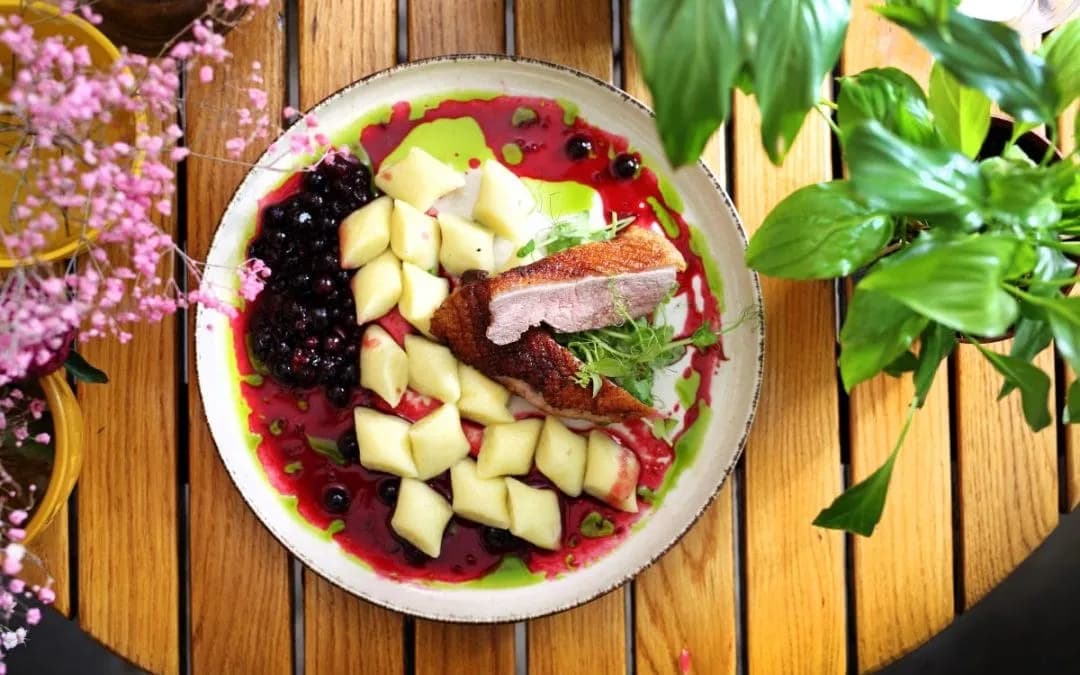 Jakie surówki do kopytek? Oto przepisy, które zachwycą smakiem