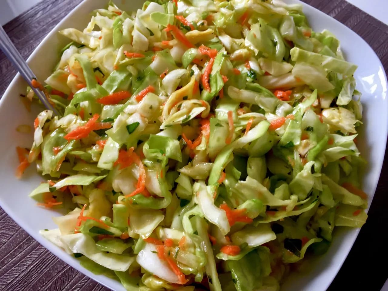 Najlepsze surówki do frytek i schabowego – proste przepisy na każdą okazję