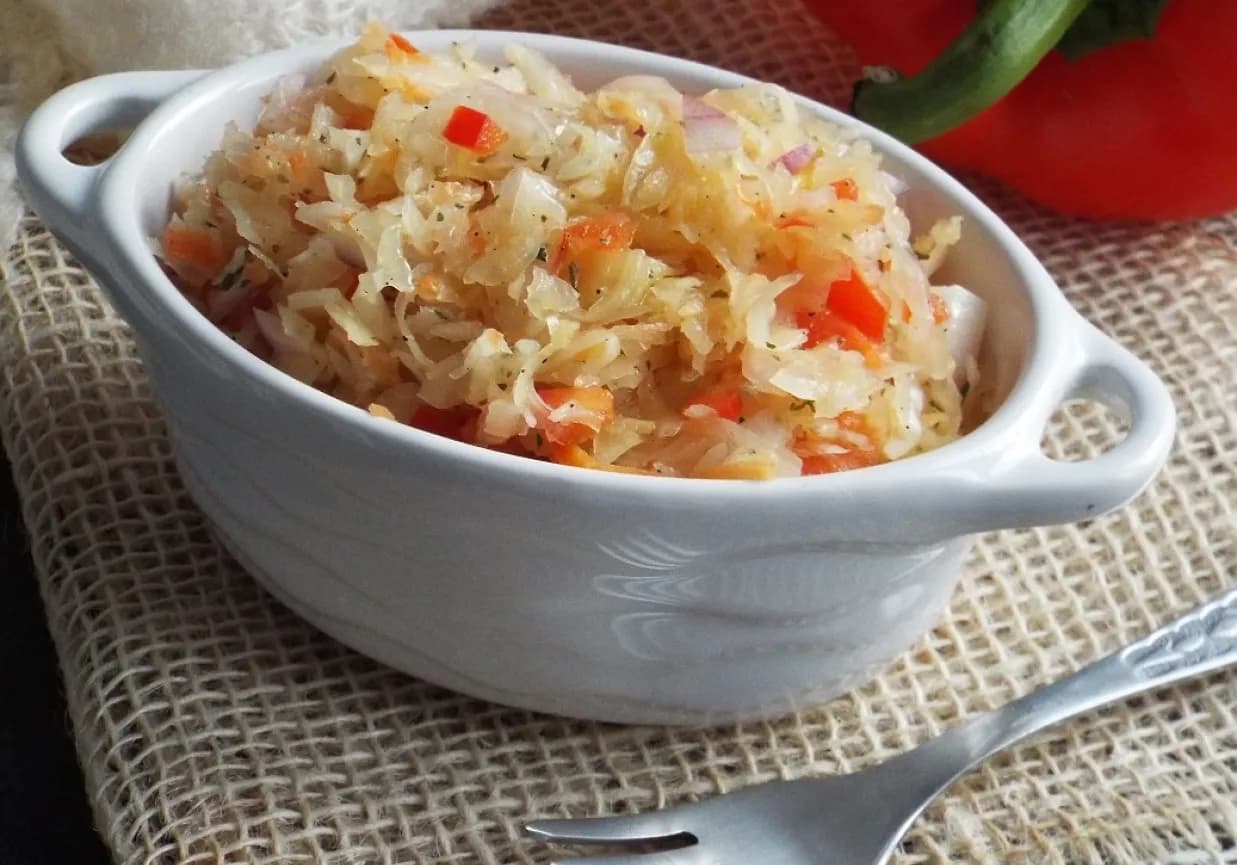 Idealne surówki do mięsa w sosie, które zachwycą Twoje podniebienie