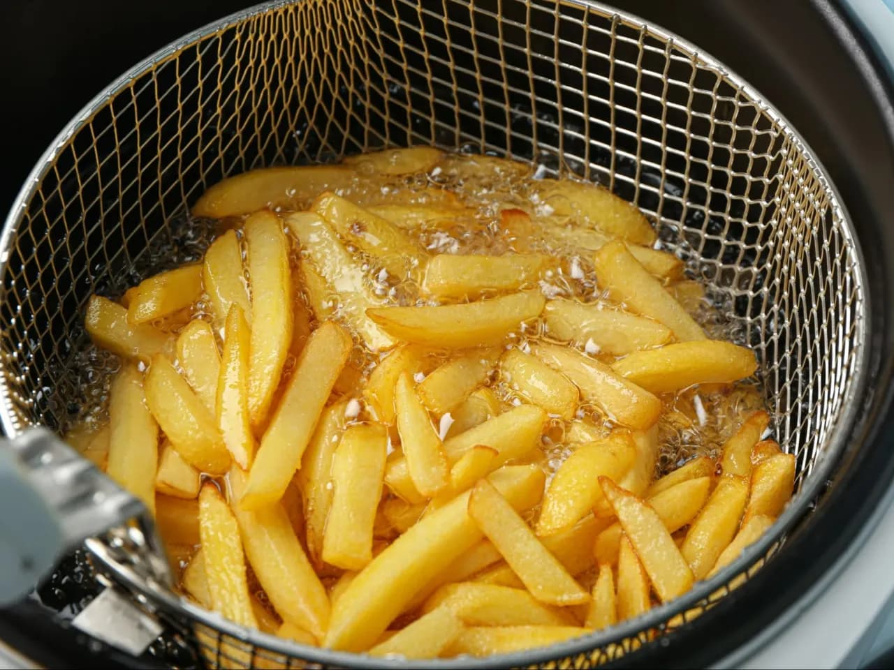 Jak idealnie smażyć frytki w garnku - uniknij najczęstszych błędów