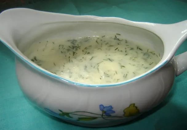 Jak zrobić sos śmietanowo koperkowy - łatwy przepis na pyszny dodatek