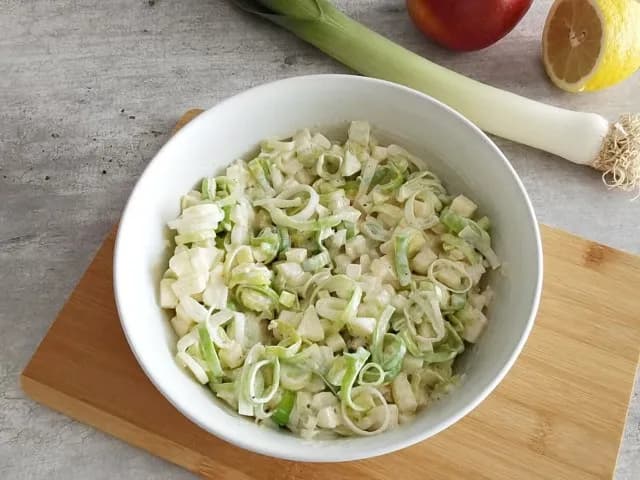 Jak zrobić surówkę z pora, która zachwyci Twoich gości smakiem