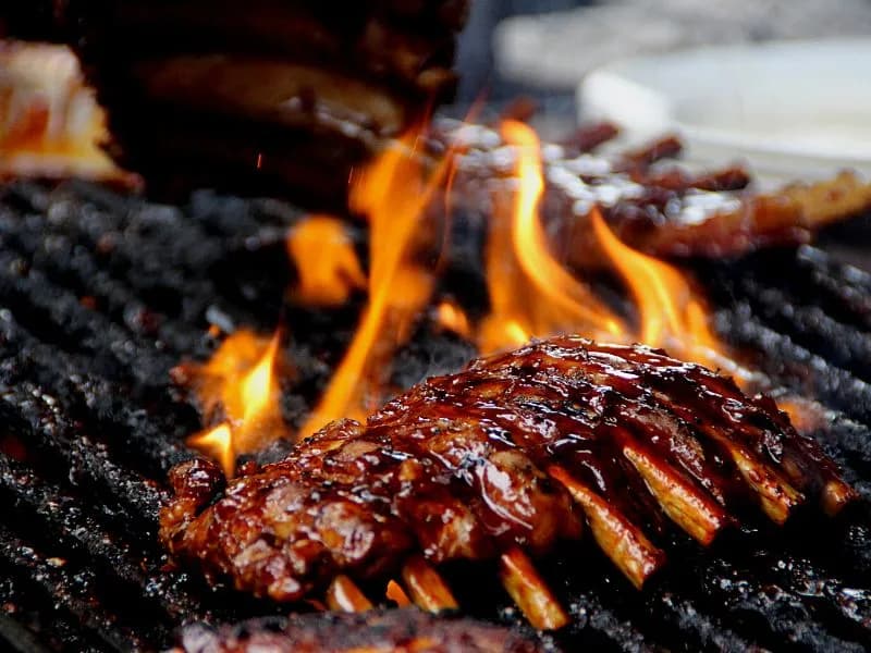 Jak przygotować soczyste żeberka z grilla - sprawdzone techniki i marynaty
